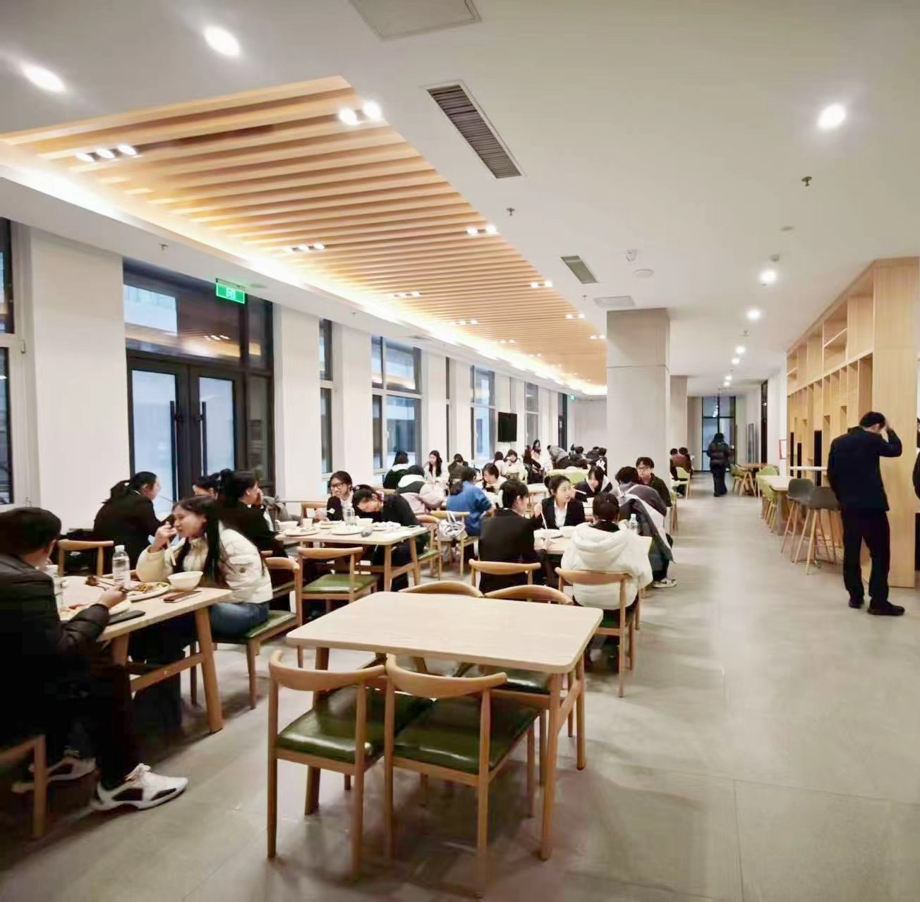高标准自助餐食堂